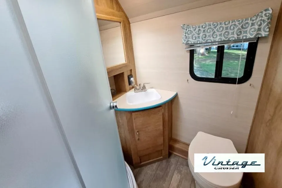 Vintage Vibes Gulf Stream Cruiser 23QBS Travel Trailer