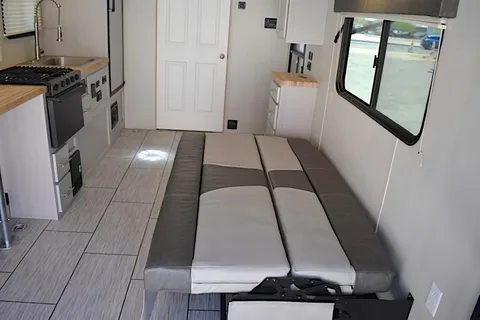 Firestorm - Huge Bathroom, Deck, Sleeps 2 Couples +
