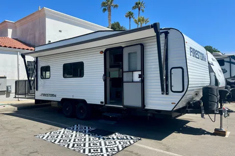 Firestorm - Huge Bathroom, Deck, Sleeps 2 Couples +