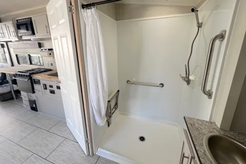 Firestorm - Huge Bathroom, Deck, Sleeps 2 Couples +