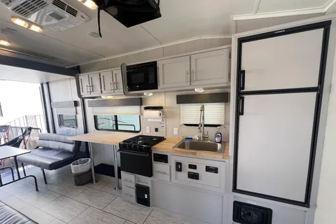 Firestorm - Huge Bathroom, Deck, Sleeps 2 Couples +