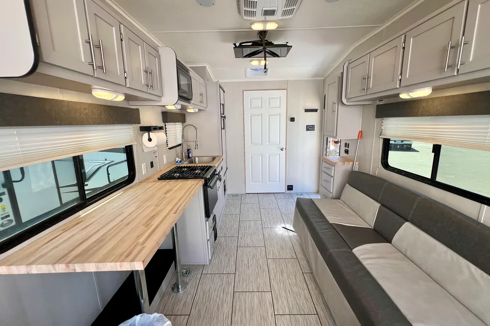Firestorm - Huge Bathroom, Deck, Sleeps 2 Couples +