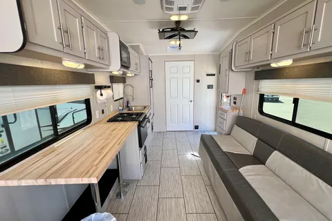 Firestorm - Huge Bathroom, Deck, Sleeps 2 Couples +