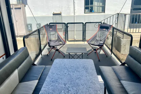 Firestorm - Huge Bathroom, Deck, Sleeps 2 Couples +