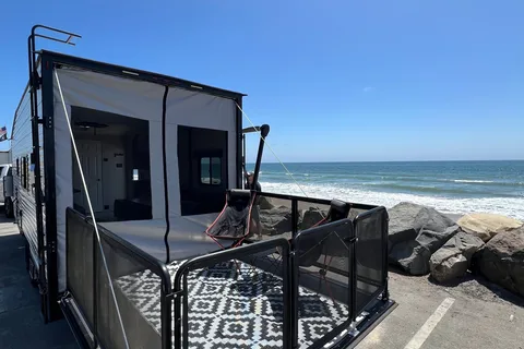 Firestorm - Huge Bathroom, Deck, Sleeps 2 Couples +
