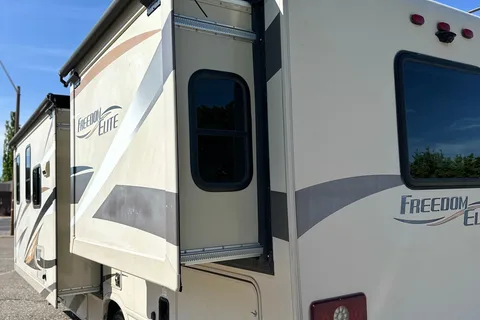*New Listing* 2016 Thor Freedom Elite 29FE