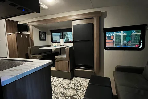 Home away from home! Fully stocked, Sleeps 4+, Pet friendly!!