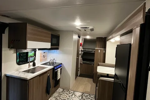Home away from home! Fully stocked, Sleeps 4+, Pet friendly!!