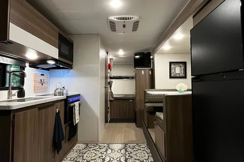 Home away from home! Fully stocked, Sleeps 4+, Pet friendly!!