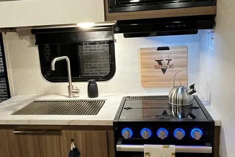Home away from home! Fully stocked, Sleeps 4+, Pet friendly!!