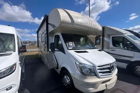 Mercedes Thor Chateau Motor Coach 24fs Class C low milage 18k
