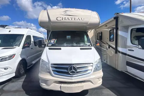Mercedes Thor Chateau Motor Coach 24fs Class C low milage 18k