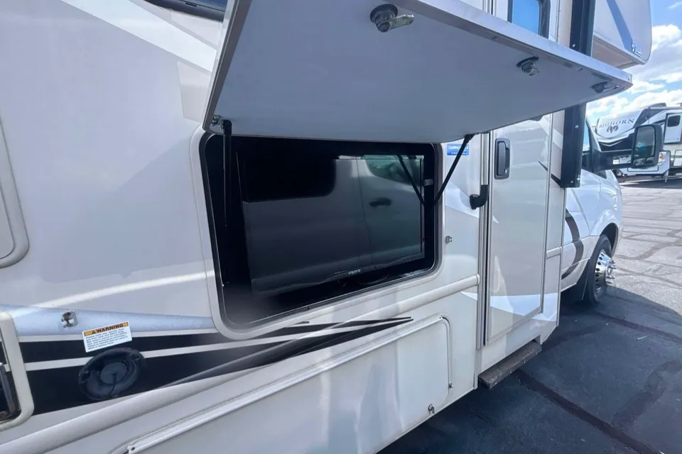 Mercedes Thor Chateau Motor Coach 24fs Class C low milage 18k