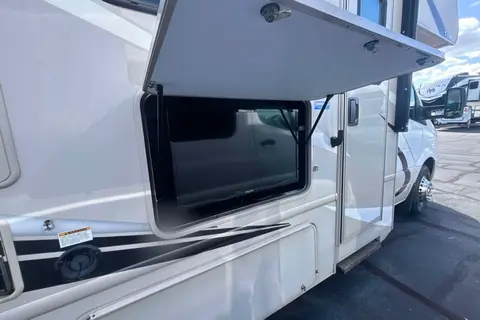 Mercedes Thor Chateau Motor Coach 24fs Class C low milage 18k