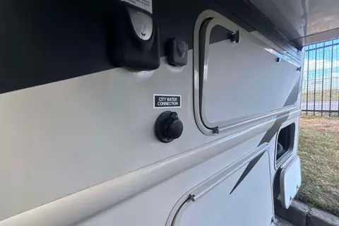 Mercedes Thor Chateau Motor Coach 24fs Class C low milage 18k