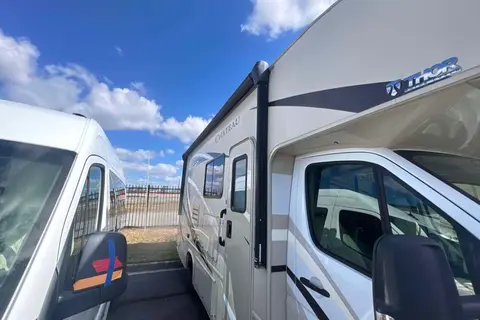 Mercedes Thor Chateau Motor Coach 24fs Class C low milage 18k