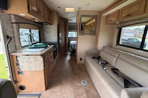 Mercedes Thor Chateau Motor Coach 24fs Class C low milage 18k