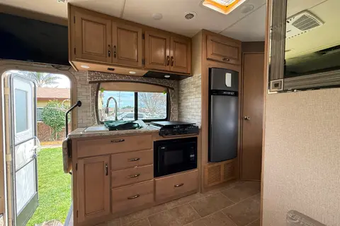 Mercedes Thor Chateau Motor Coach 24fs Class C low milage 18k