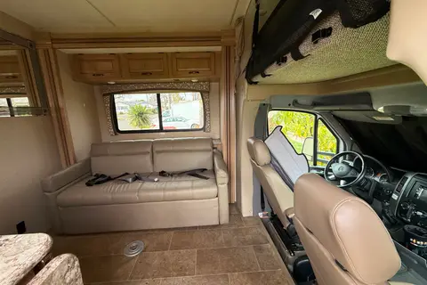 Mercedes Thor Chateau Motor Coach 24fs Class C low milage 18k