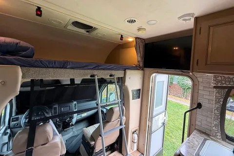 Mercedes Thor Chateau Motor Coach 24fs Class C low milage 18k