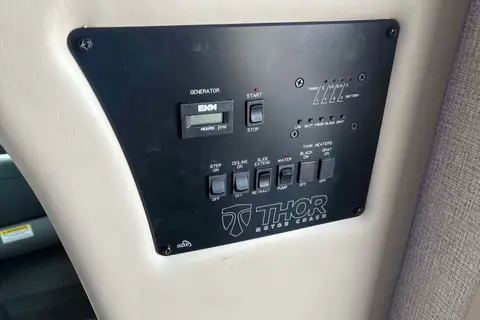 Mercedes Thor Chateau Motor Coach 24fs Class C low milage 18k