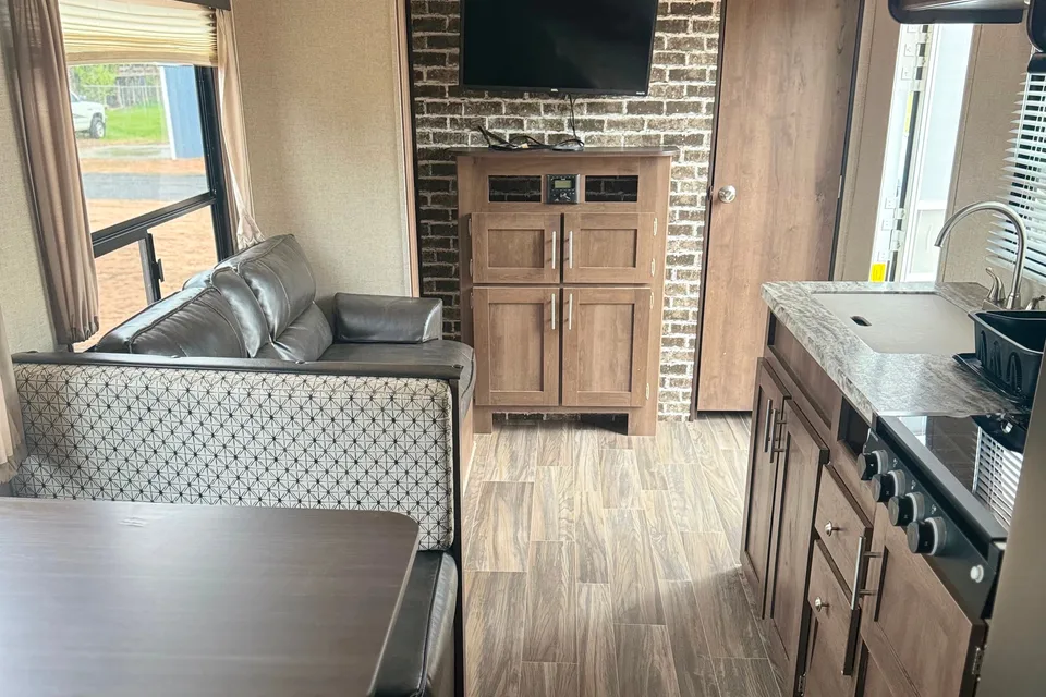 Shasta 26db Travel Trailer