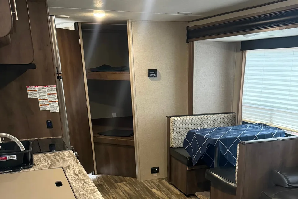 Shasta 26db Travel Trailer