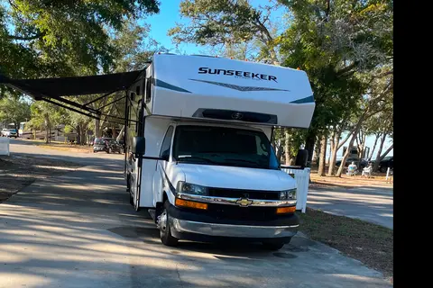 Traveler Forest River Sun seeker 2350LE Class C