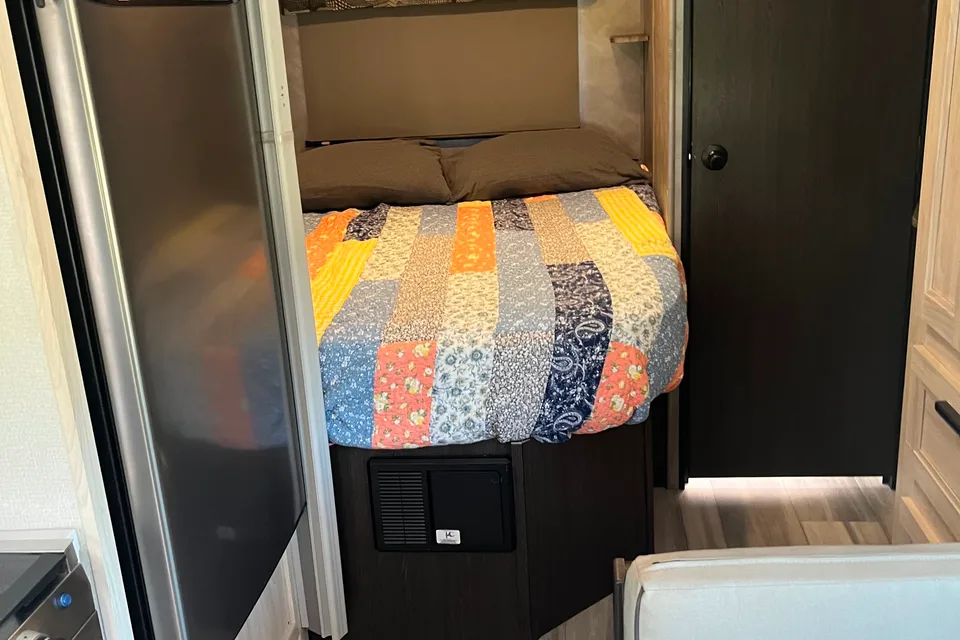 Traveler Forest River Sun seeker 2350LE Class C