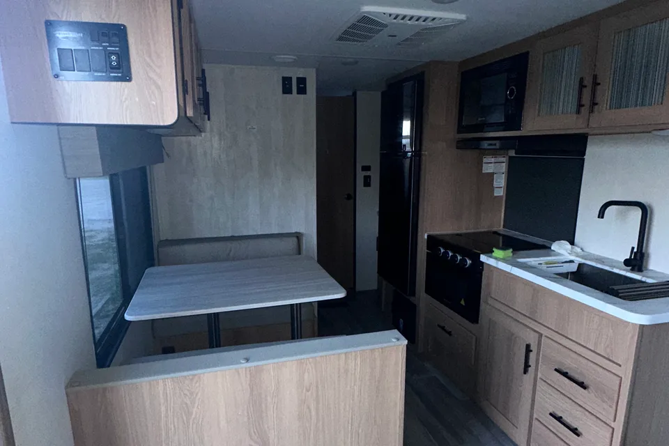 Prime Time Avenger Travel Trailer 28 Ft Sleeps 6
