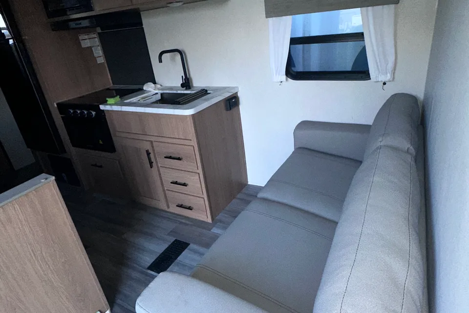 Prime Time Avenger Travel Trailer 28 Ft Sleeps 6