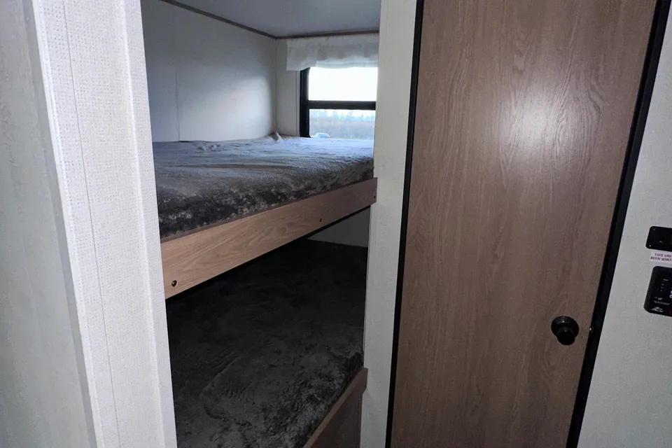 Prime Time Avenger Travel Trailer 28 Ft Sleeps 6