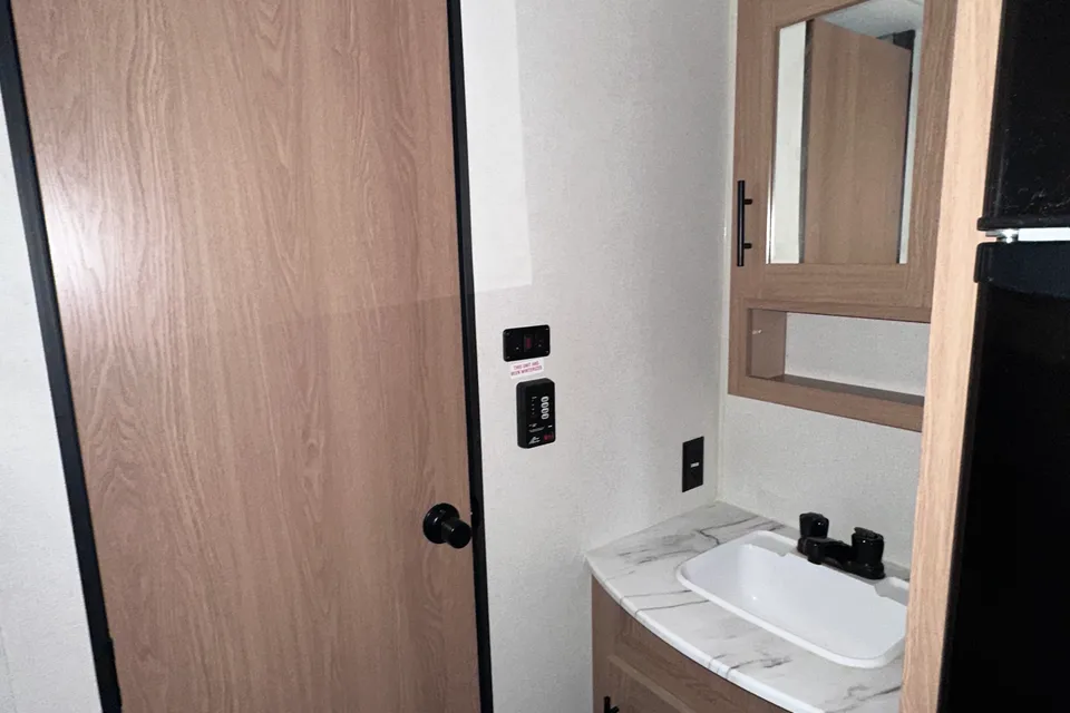 Prime Time Avenger Travel Trailer 28 Ft Sleeps 6