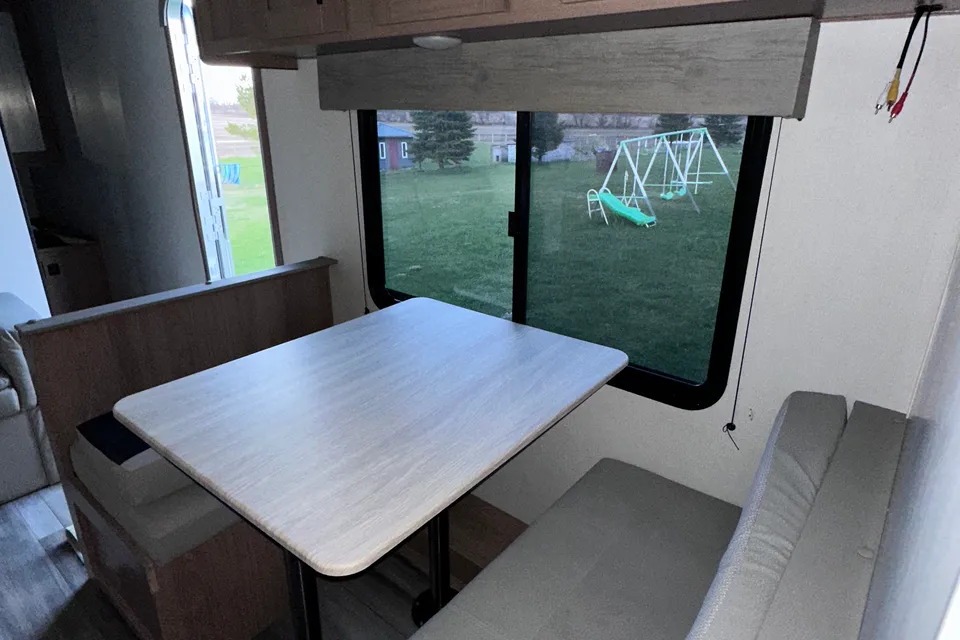 Prime Time Avenger Travel Trailer 28 Ft Sleeps 6