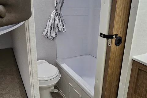 Salem 26 ICE (ICE1). 33 ft, 7785 lb Travel trailer Sleeps 8