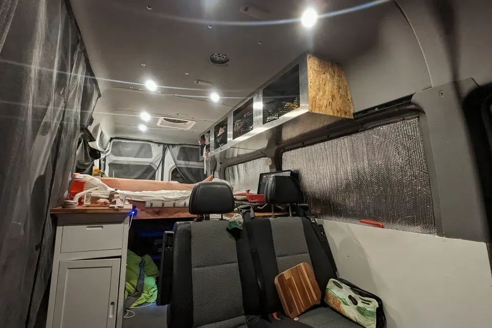 Mercedes Sprinter Campervan - amenities available