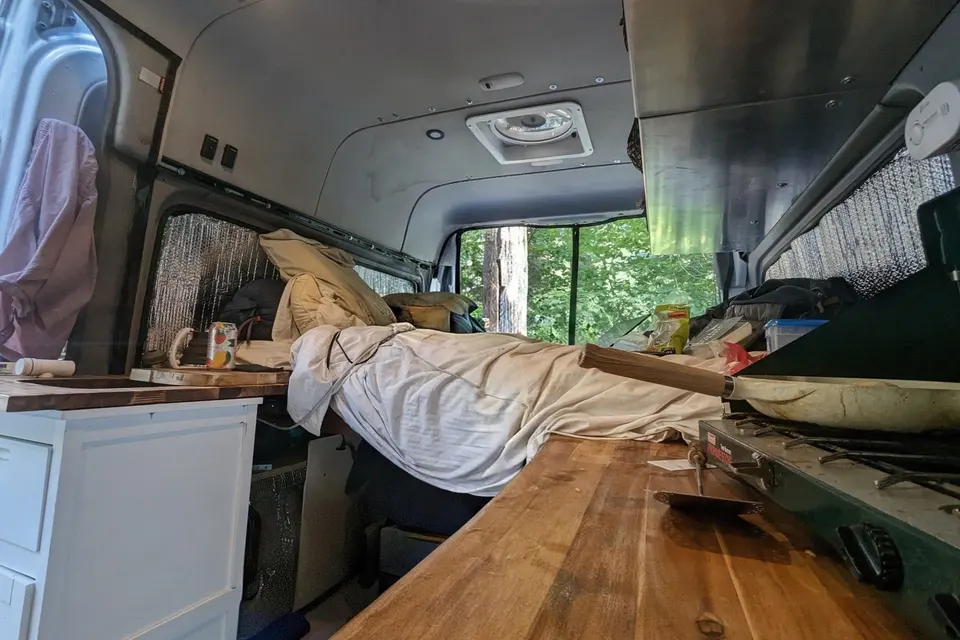 Mercedes Sprinter Campervan - amenities available