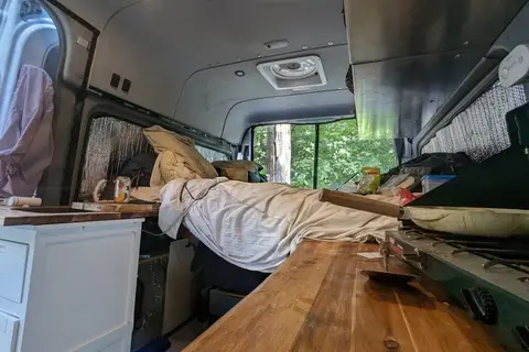 Mercedes Sprinter Campervan - amenities available