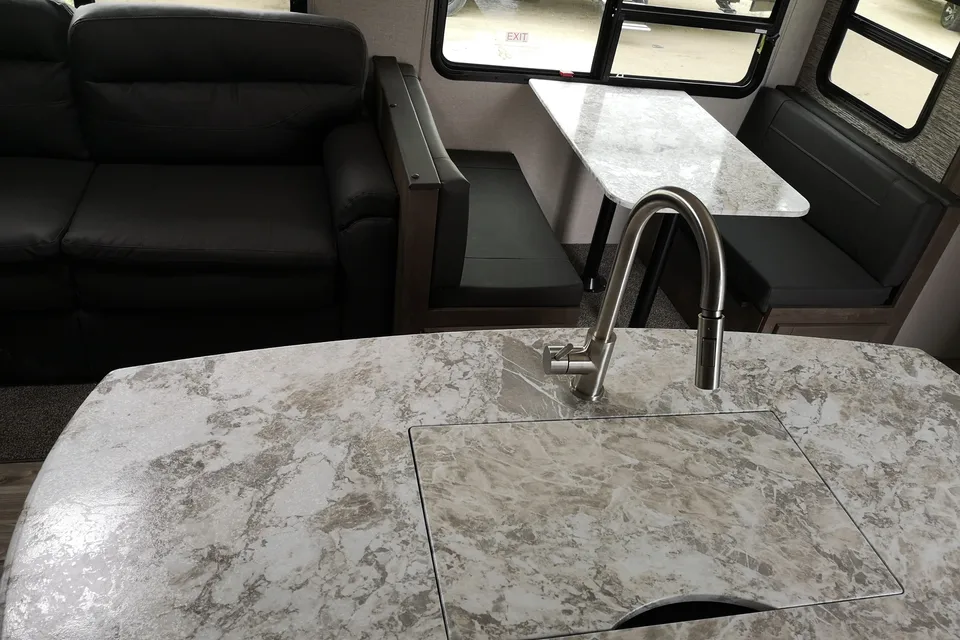 Adventure-Ready KZ Connect C332BHK | Starlink WiFi | Sleeps 7-10