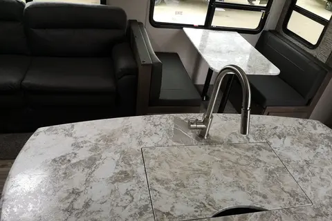 Adventure-Ready KZ Connect C332BHK | Starlink WiFi | Sleeps 7-10