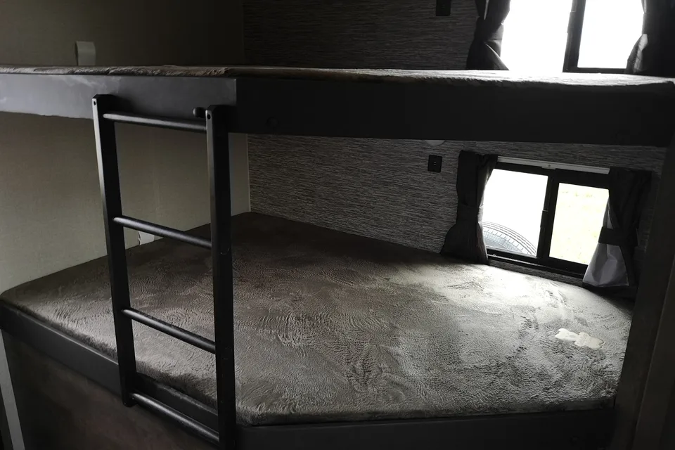 Adventure-Ready KZ Connect C332BHK | Starlink WiFi | Sleeps 7-10