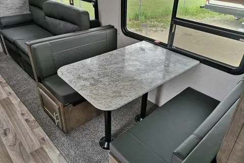 Adventure-Ready KZ Connect C332BHK | Starlink WiFi | Sleeps 7-10