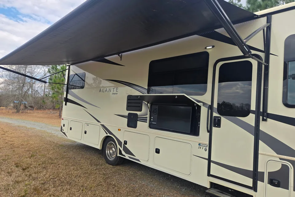 Roger's Jayco Alante Class A