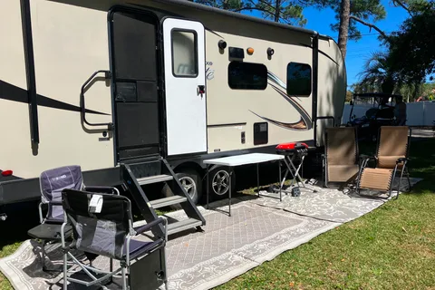 Couple Camper