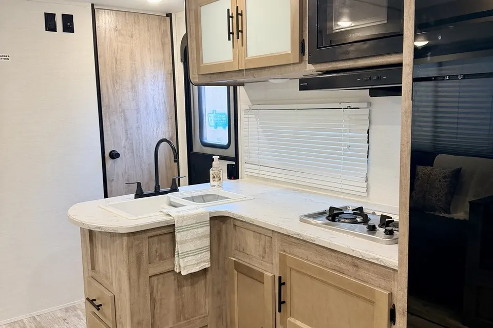 2025 Gulf Stream Enlighten #95-Sleeps 8