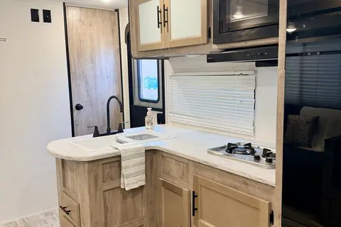 2025 Gulf Stream Enlighten #95-Sleeps 8