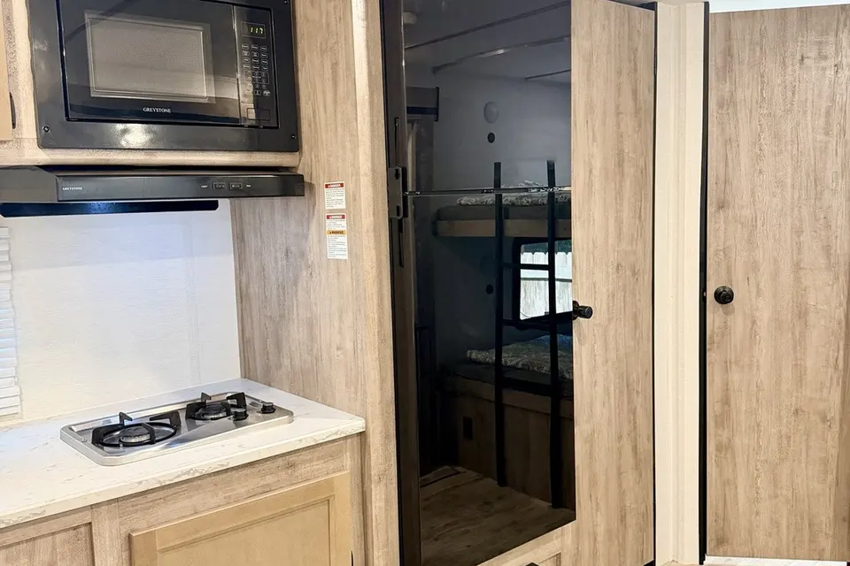 2025 Gulf Stream Enlighten #95-Sleeps 8