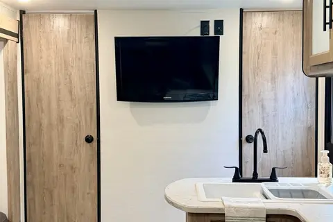 2025 Gulf Stream Enlighten #95-Sleeps 8