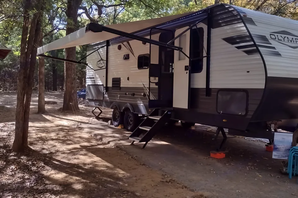 Olympia with Bunks: Delivery Available($85) Fully Equipped: No Prep Fee