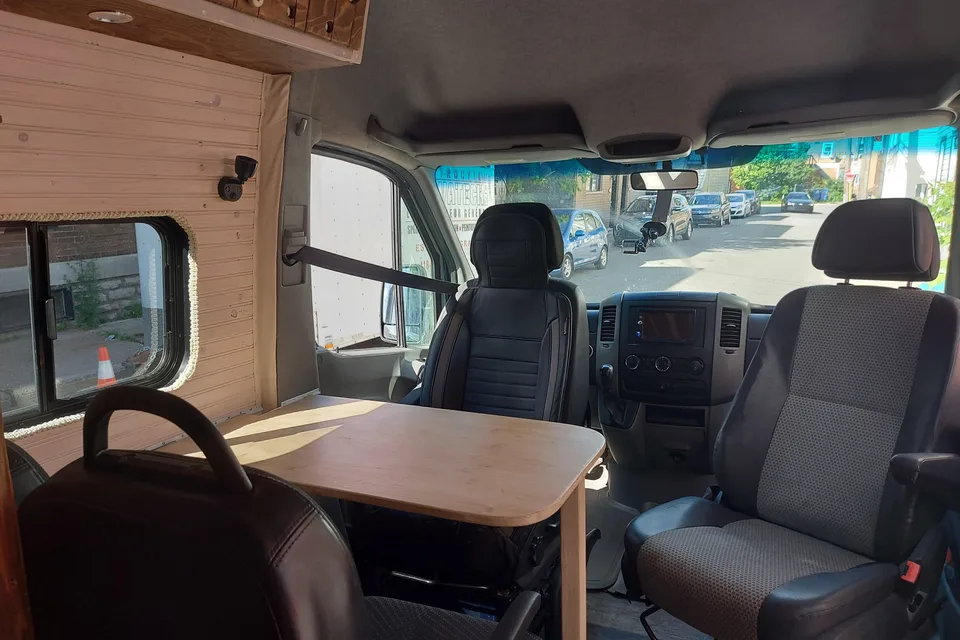 Julie Mercedes-Benz 2500 Classe B